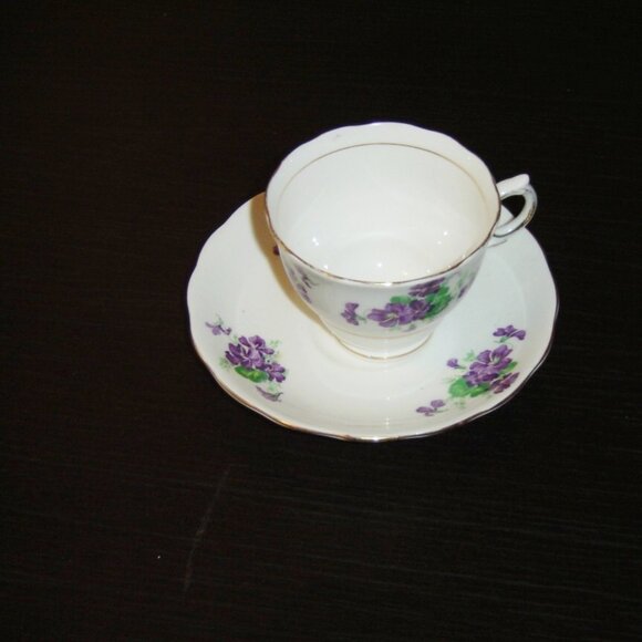 Colclough 7177 (CLC112?) purple violets cup and saucer VGU - Picture 3 of 6